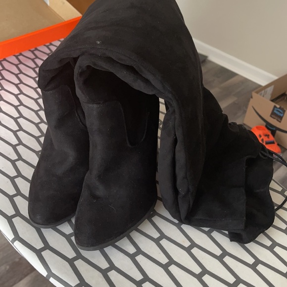 black boots - Picture 2 of 4